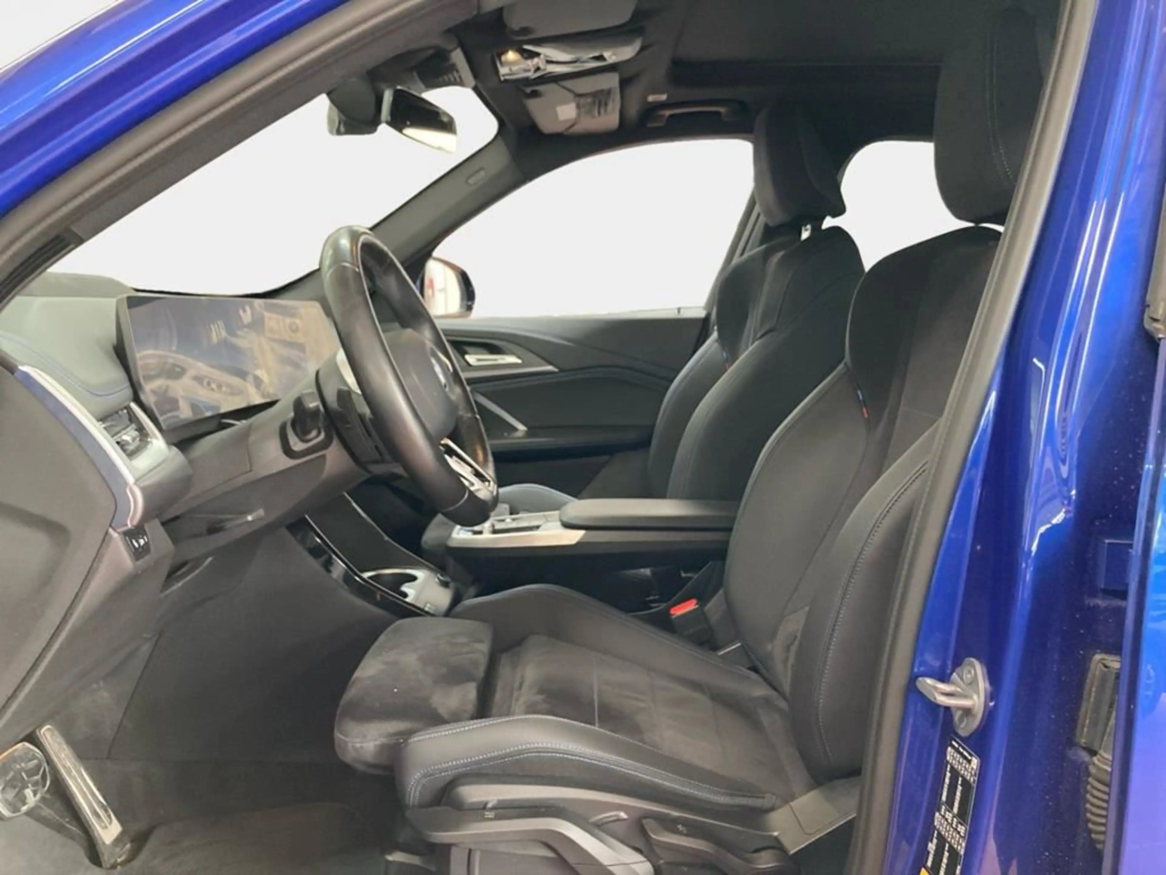 BMW iX1 M Sport — photo 11