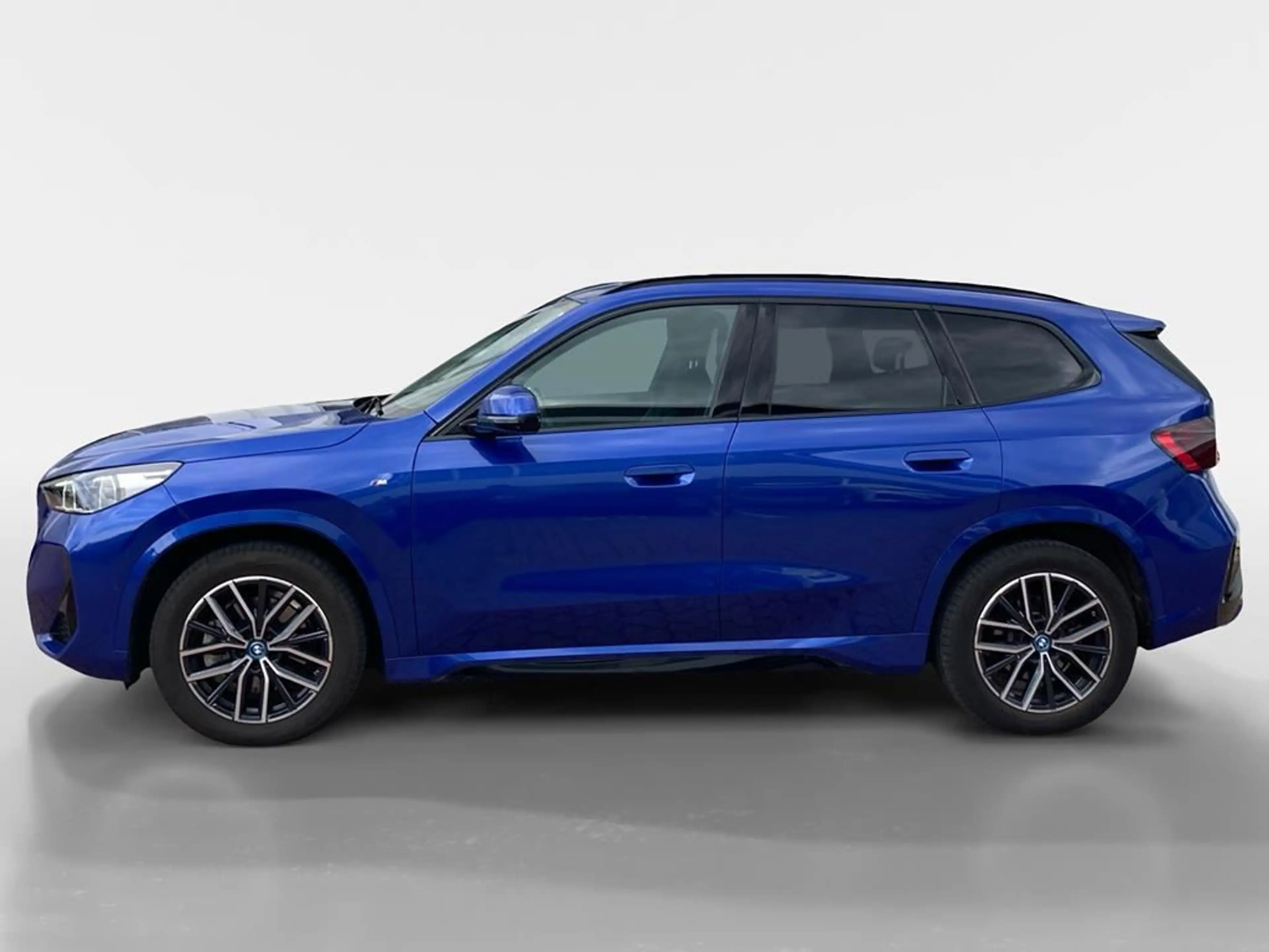 BMW iX1 M Sport — photo 6