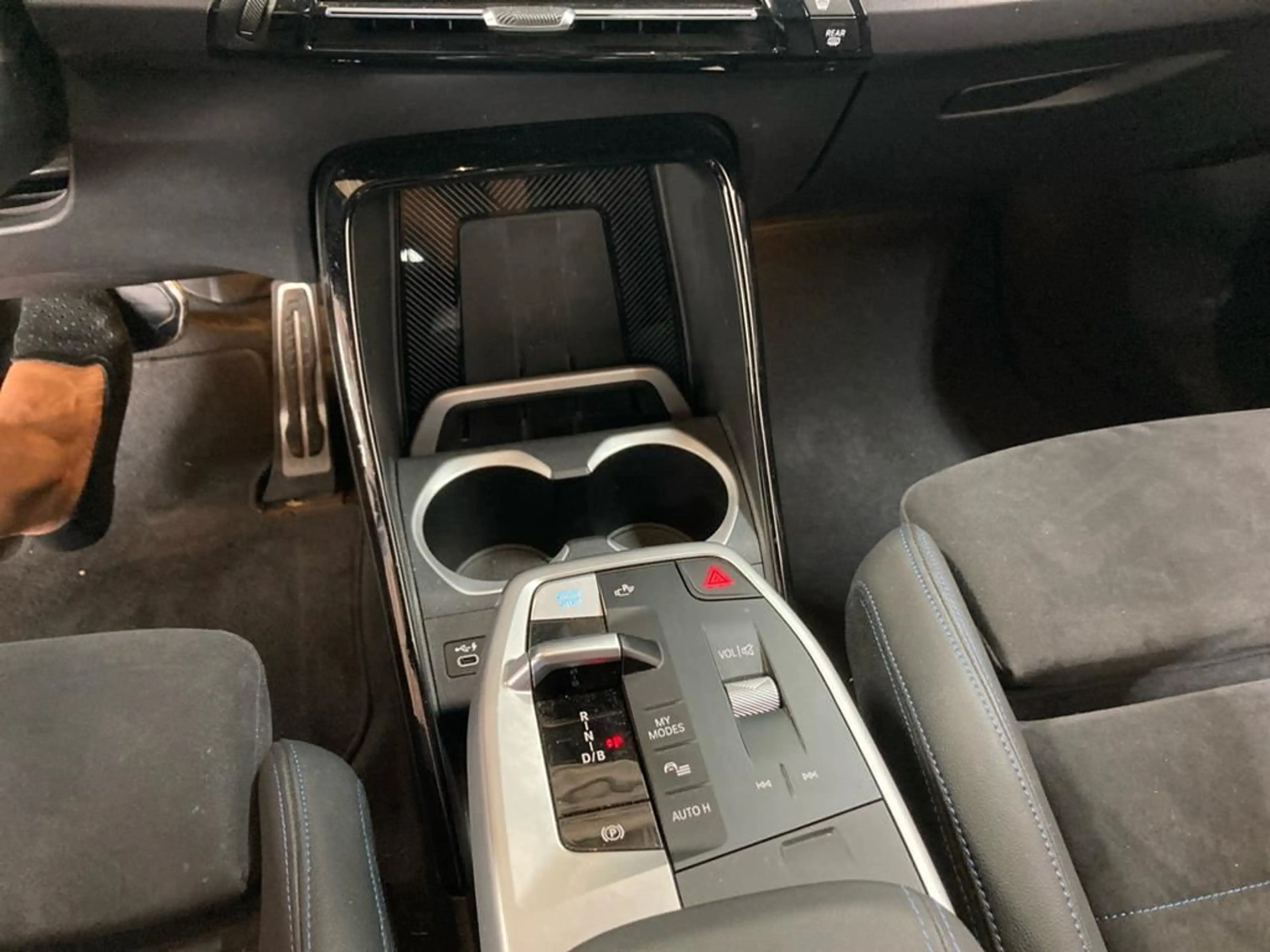 BMW iX1 M Sport — photo 12