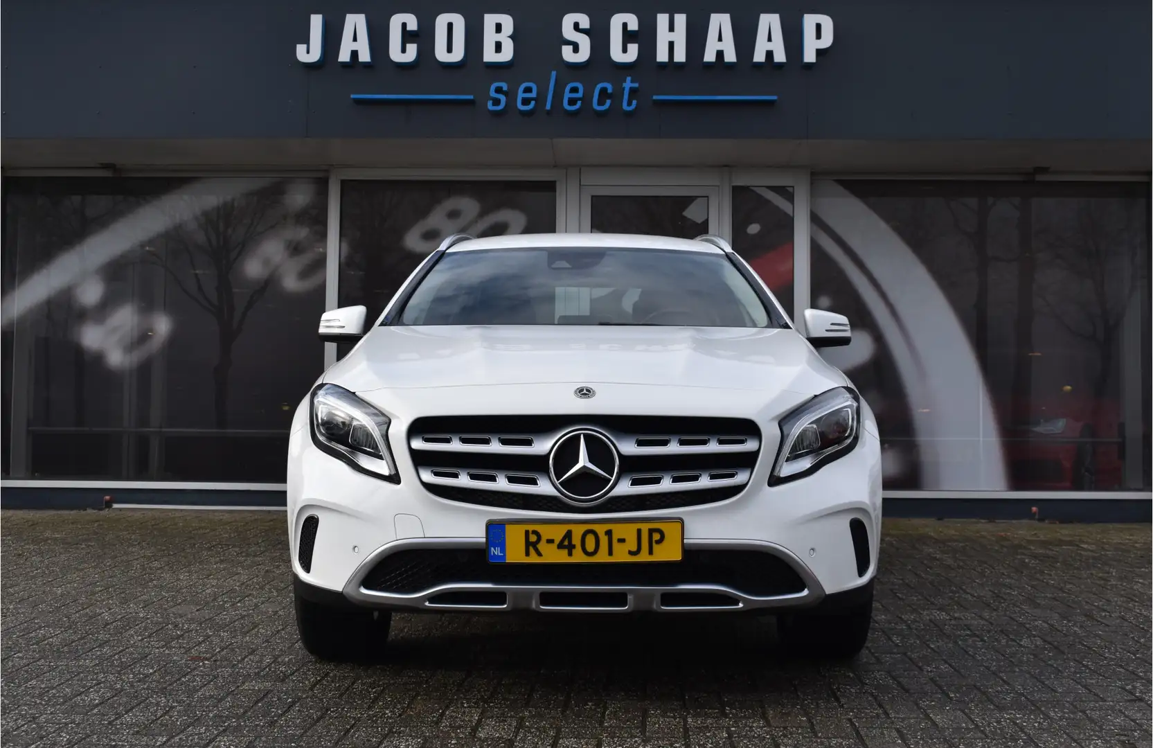 Mercedes-Benz GLA 180 Urban Automaat / Clima / Navi / Apple CarPlay / LE Wit - 2