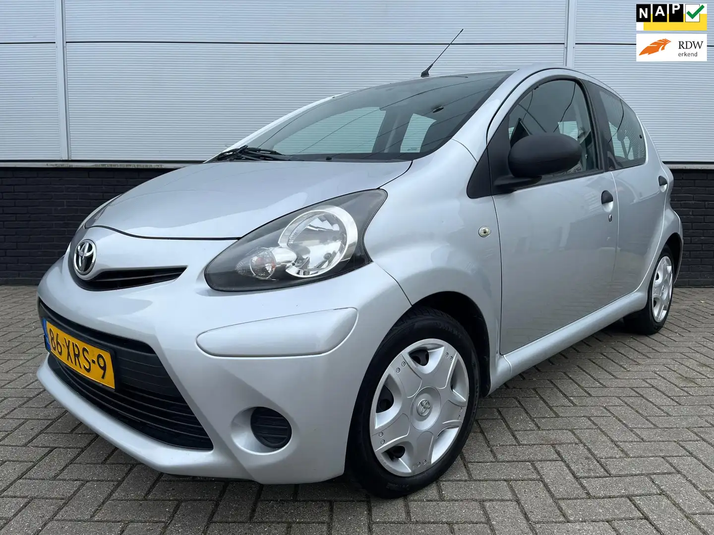 Toyota Aygo 1.0 VVT-i Comfort 5drs - Airco - NAP - Aux & USB - Grijs - 1