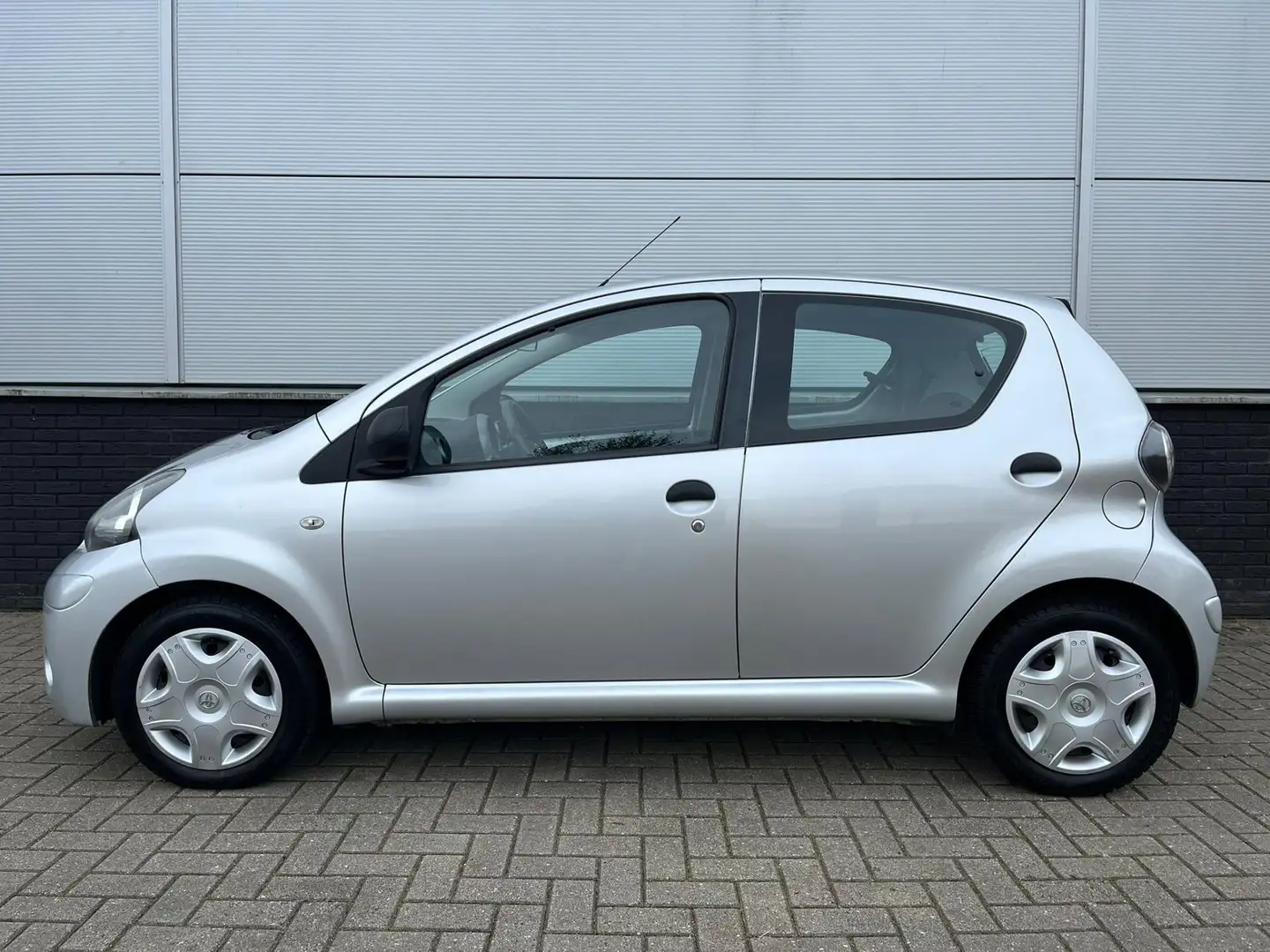 Toyota Aygo 1.0 VVT-i Comfort 5drs - Airco - NAP - Aux & USB - Grijs - 2
