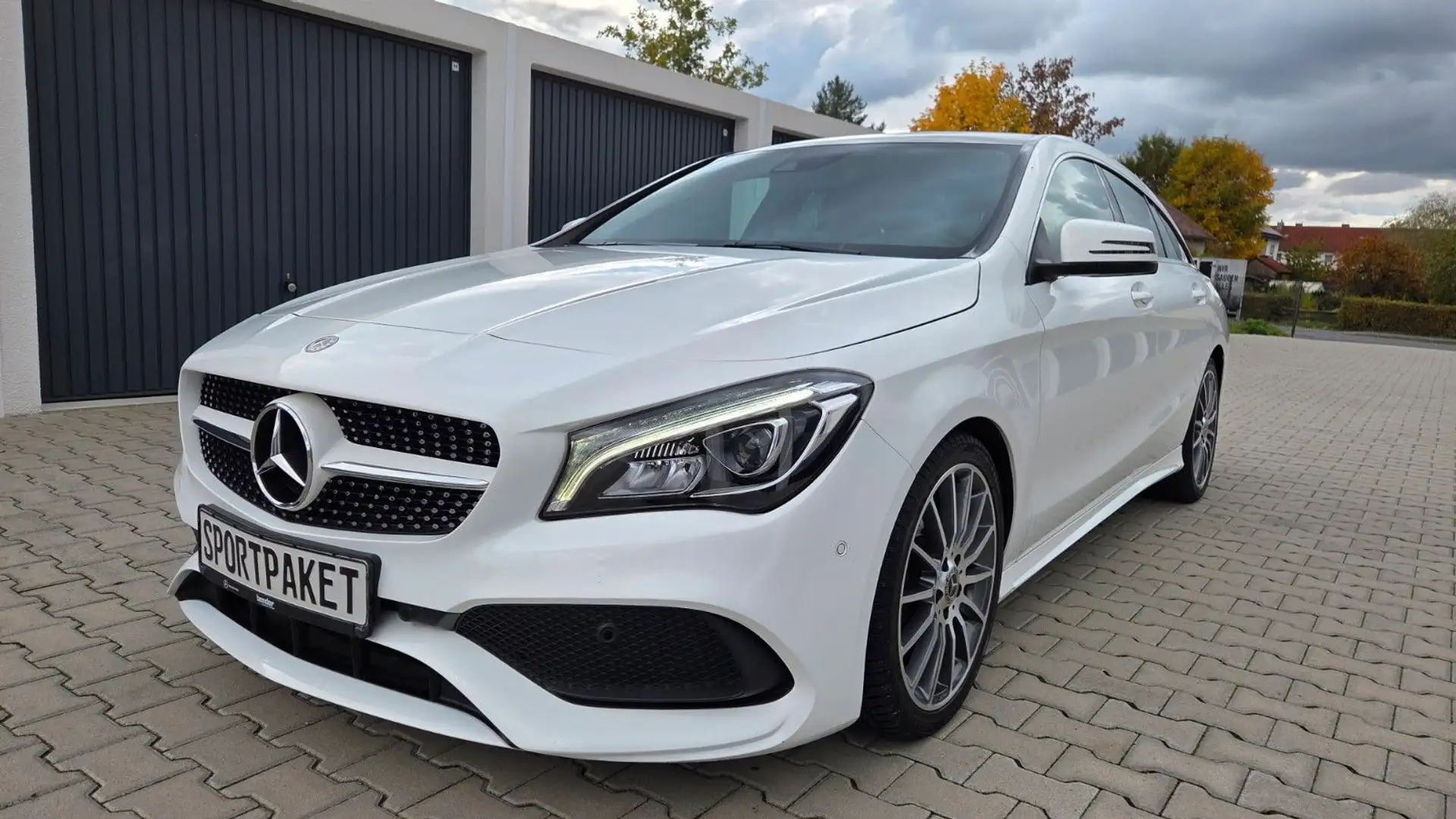 Mercedes-Benz CLA 200 Shooting Brake AMG-Sportpaket PANORAMA Blanc - 1