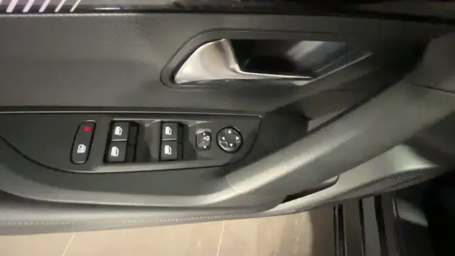 Peugeot 2008 view 4