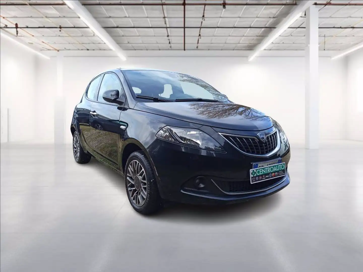 Lancia Ypsilon 1.0 firefly hybrid Gold s&s 70cv 5p.ti Negro - 1