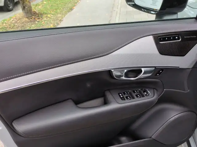 Volvo XC90 view 10