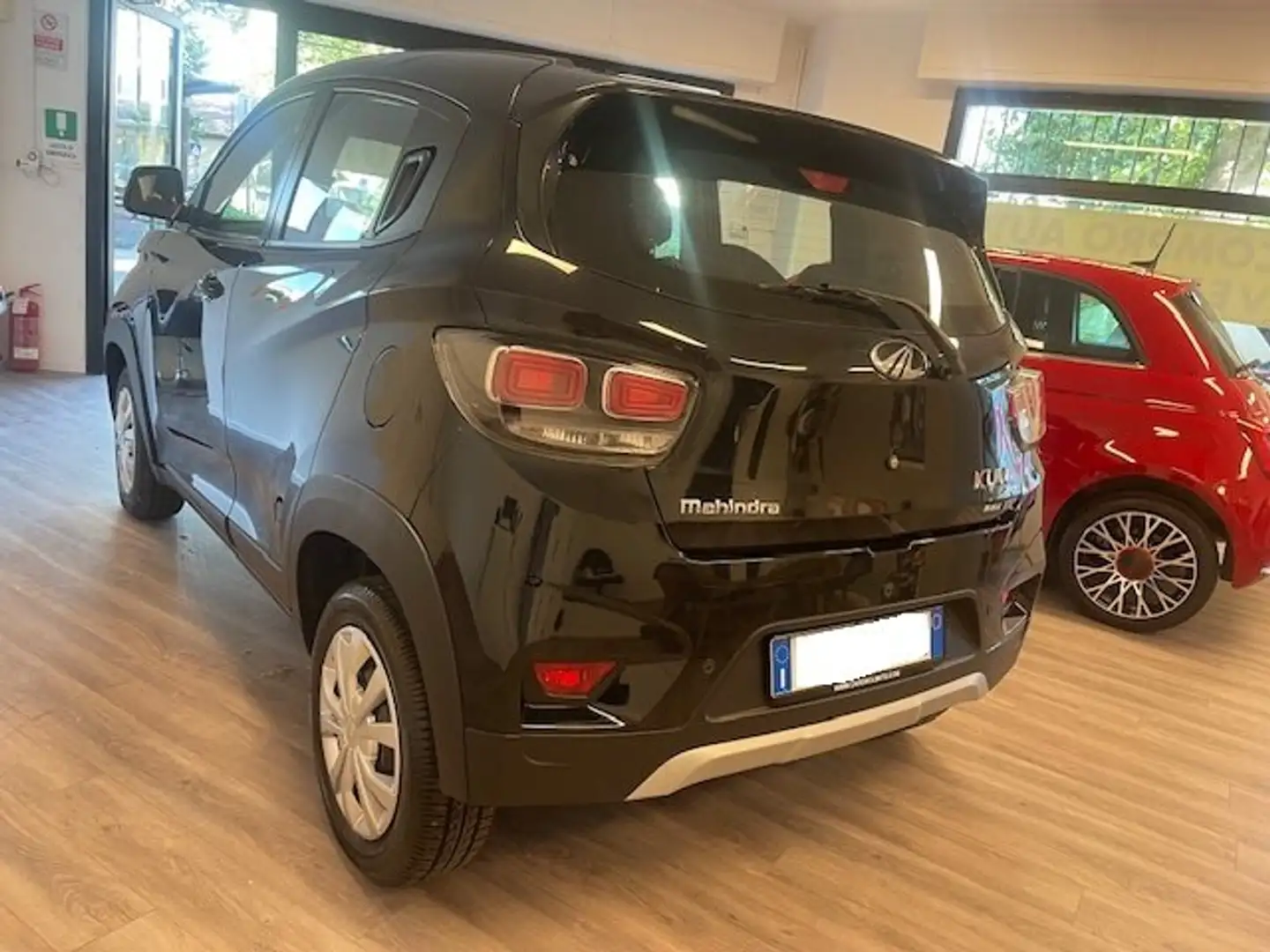 Mahindra KUV100 KUV100 1.2 K6+ m-bifuel....FATTURABILE!! Чорний - 2