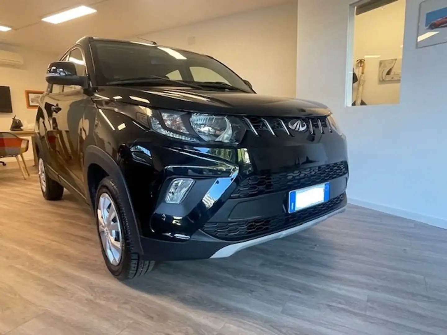 Mahindra KUV100 KUV100 1.2 K6+ m-bifuel....FATTURABILE!! Чорний - 1