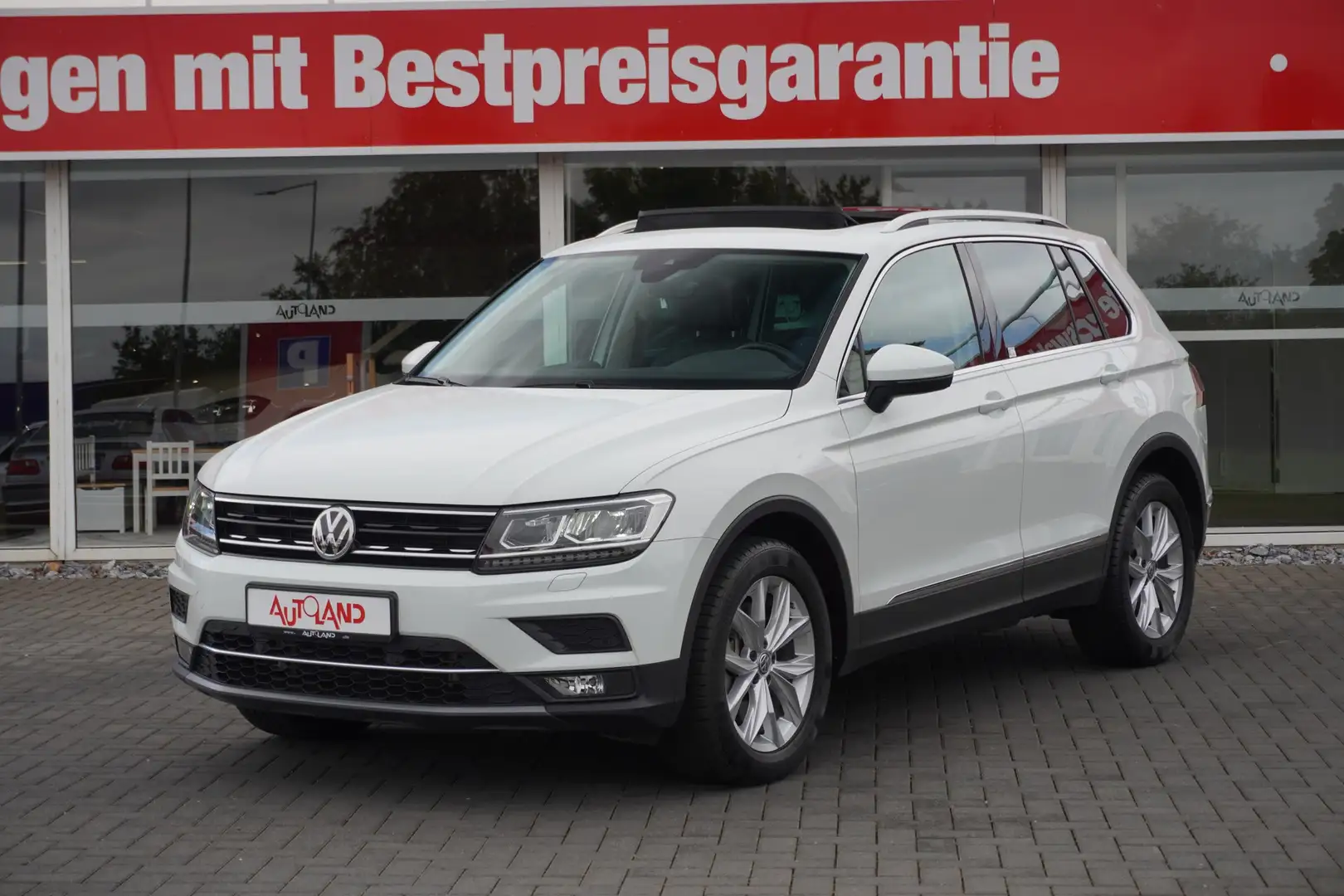 Volkswagen Tiguan 2.0 TSI Highline 4Motion LED Leder ACC Weiß - 2