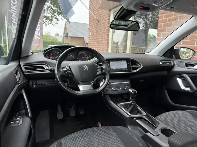 Peugeot 308 view 3