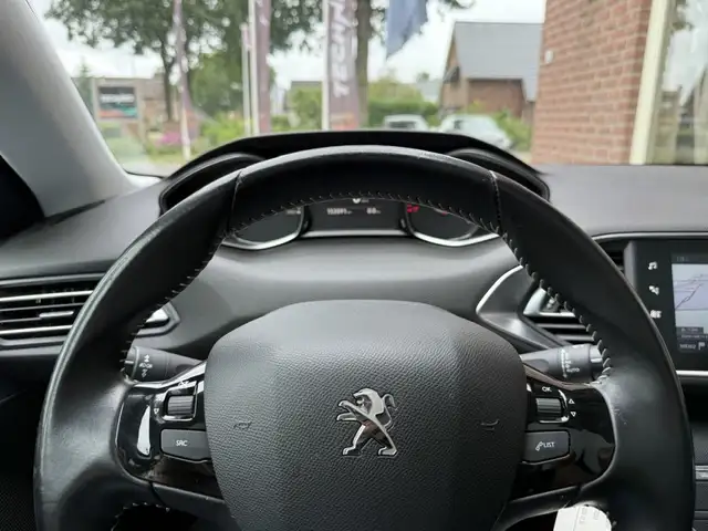 Peugeot 308 view 9