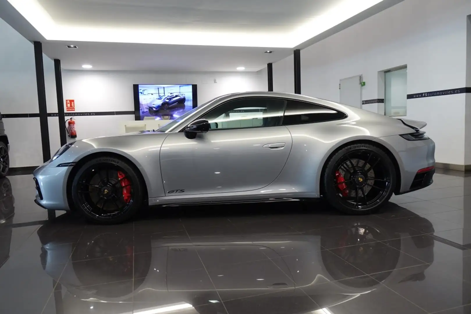 Porsche 992 Carrera 4 GTS Coupé PDK Plateado - 2
