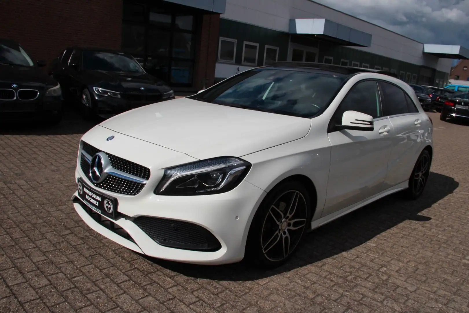 Mercedes-Benz A 180 i AMG Line, Pano, LED, SHZ, RFK Weiß - 2