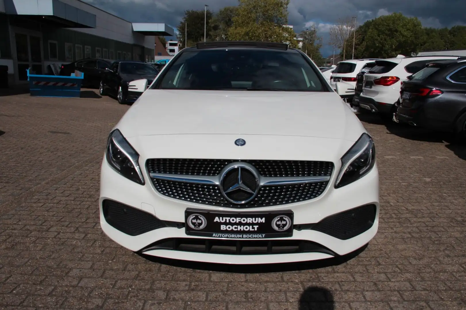 Mercedes-Benz A 180 i AMG Line, Pano, LED, SHZ, RFK Weiß - 1