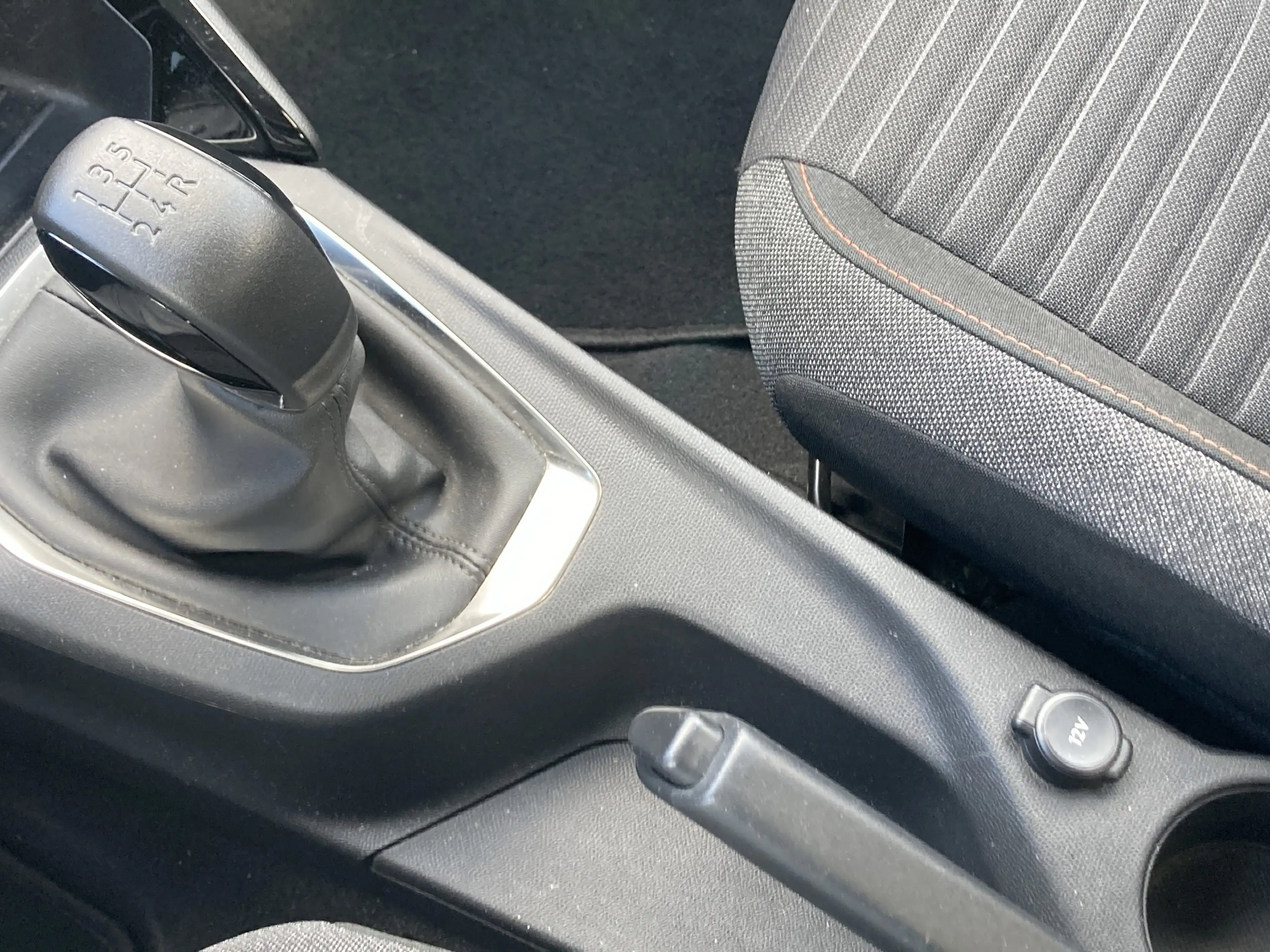Peugeot 208 1.2 PureTech 75 Active Pack Akustikglas+LED — photo 13