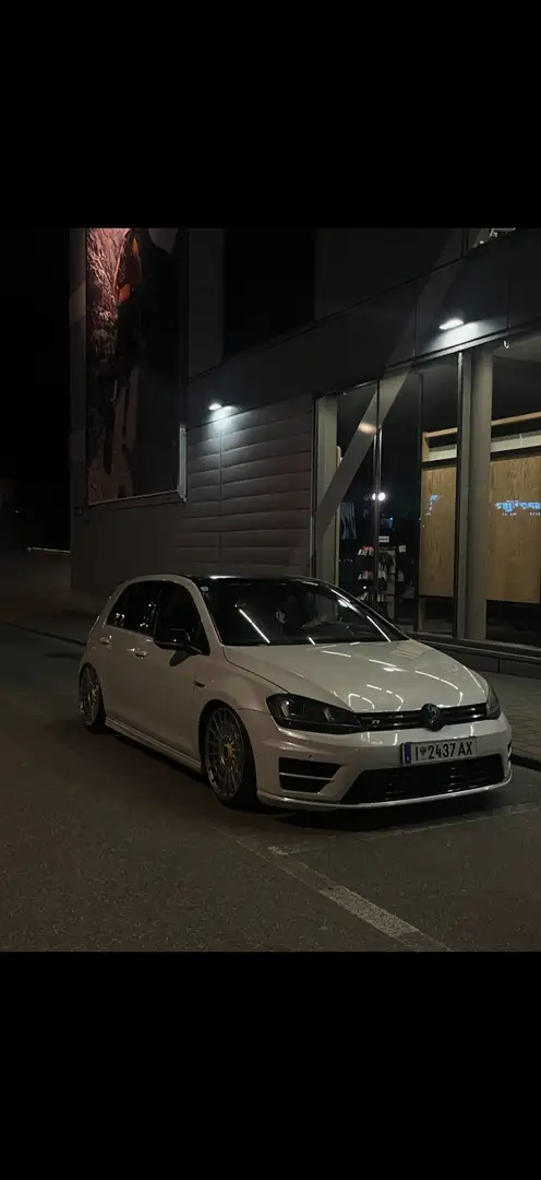 Volkswagen Golf R - 1