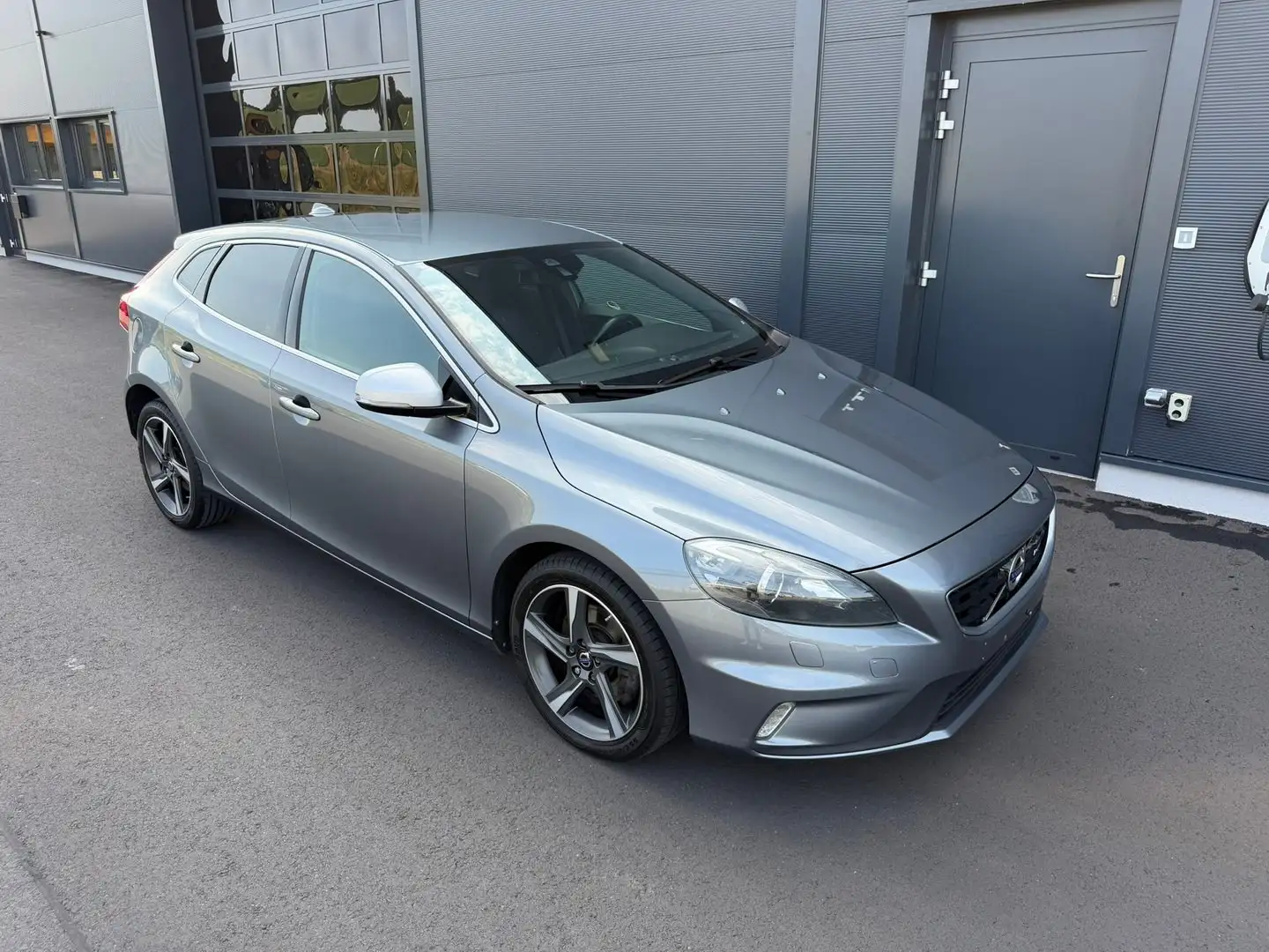 Volvo V40 D2 Kinetic Automatik / R-Design / SR + WR / Navi / Grau - 2