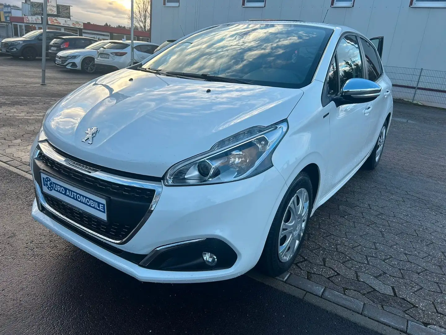 Peugeot 208 Signature  BENZIN + PDC + KLIMA Weiß - 1