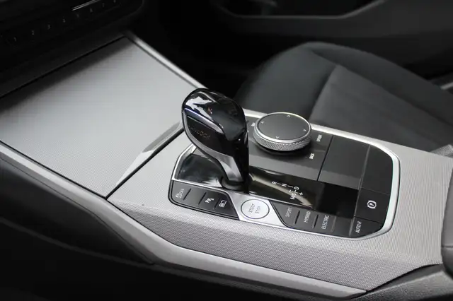BMW 3 Series view 17