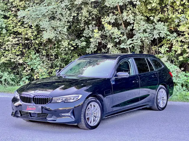 BMW 3 Series view 4