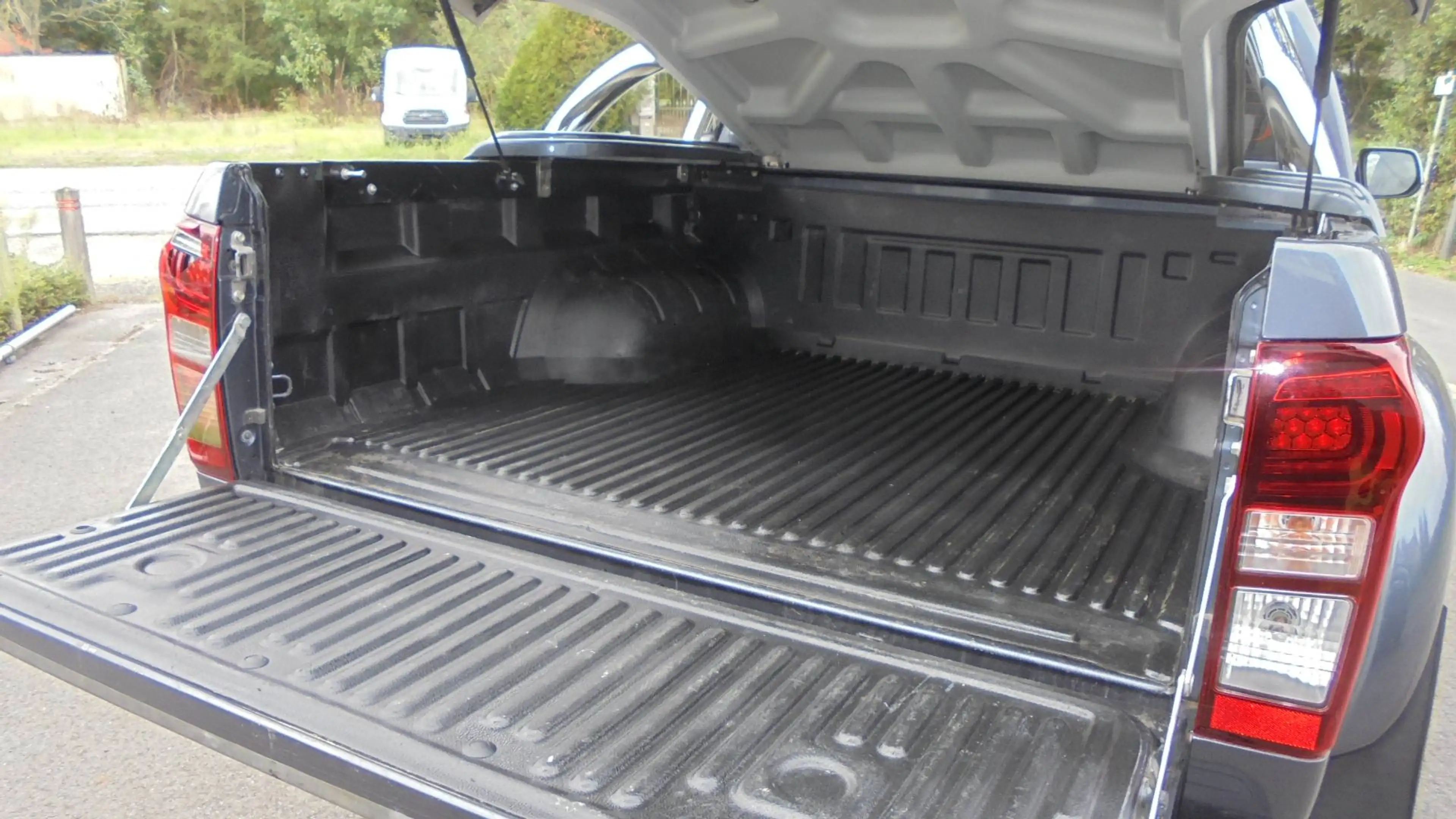 Isuzu D-Max 1.9 Turbo D 4WD AT35 — photo 8