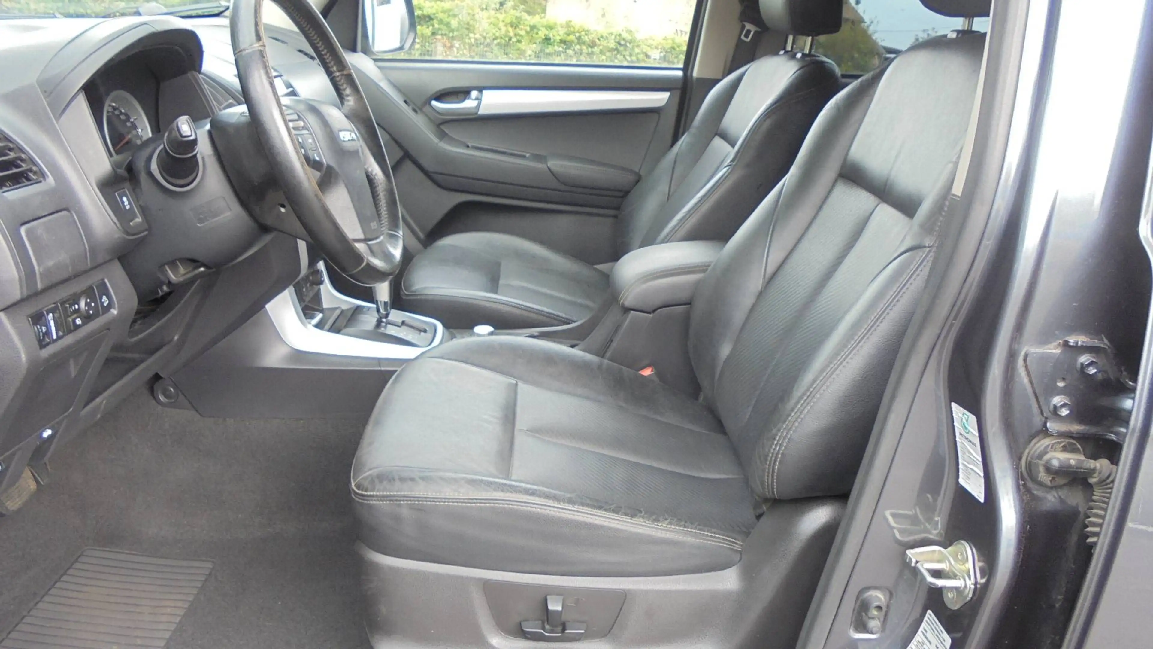 Isuzu D-Max 1.9 Turbo D 4WD AT35 — photo 11