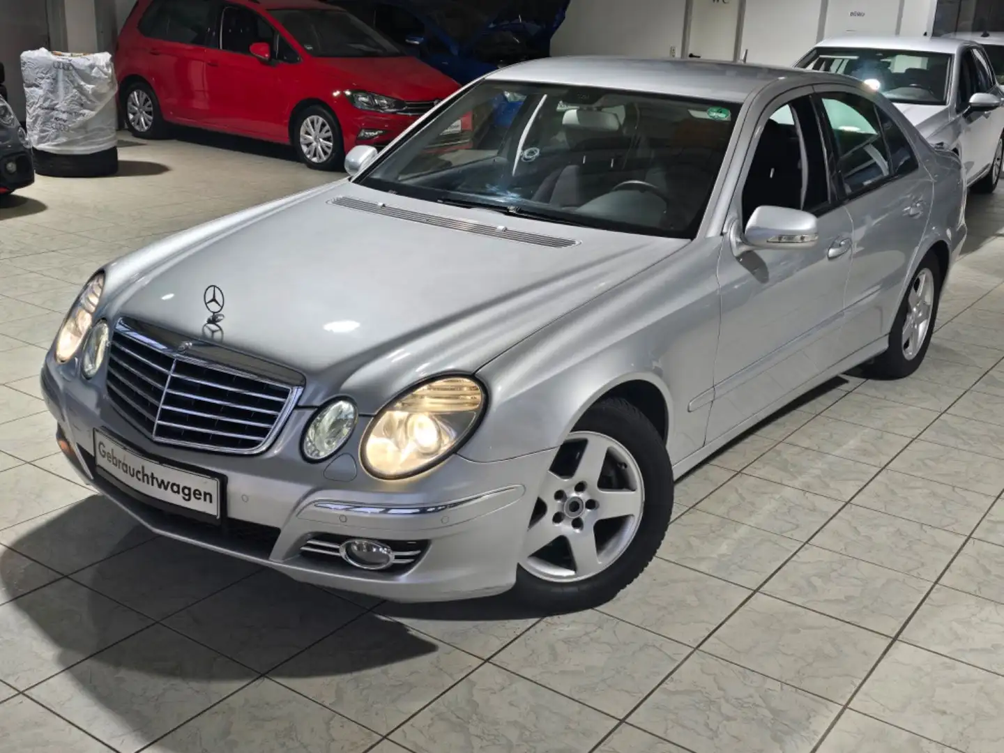 Mercedes-Benz E 200 K NGT Automatik Limousine Xenon Alu 1.Hand Silber - 1