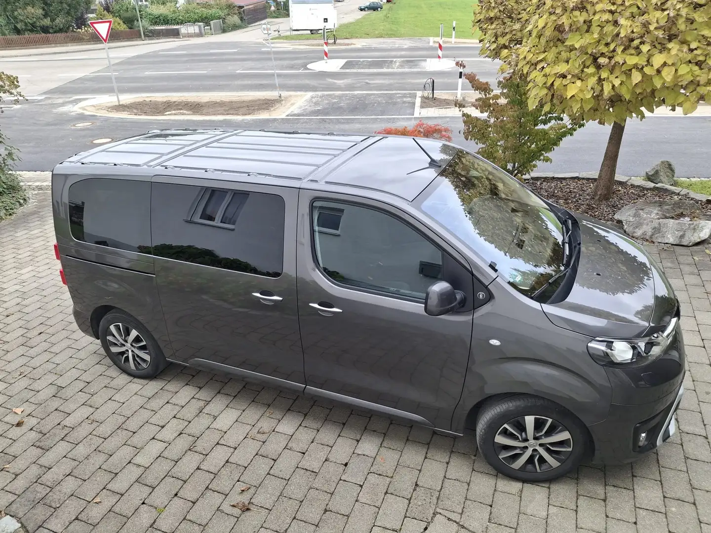 Toyota Proace Proace Verso 2,0-l-D-4D L1 (8-Si.) Autm. Team D. Grau - 1