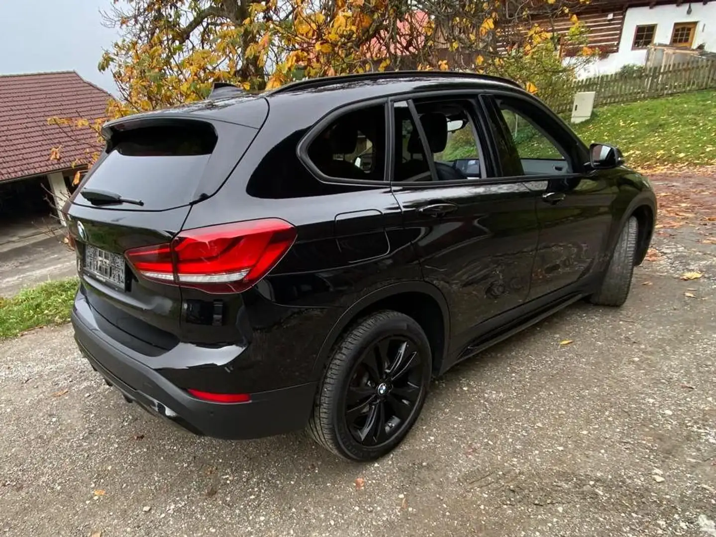 BMW X1 X1 sDrive16d Aut. Schwarz - 1