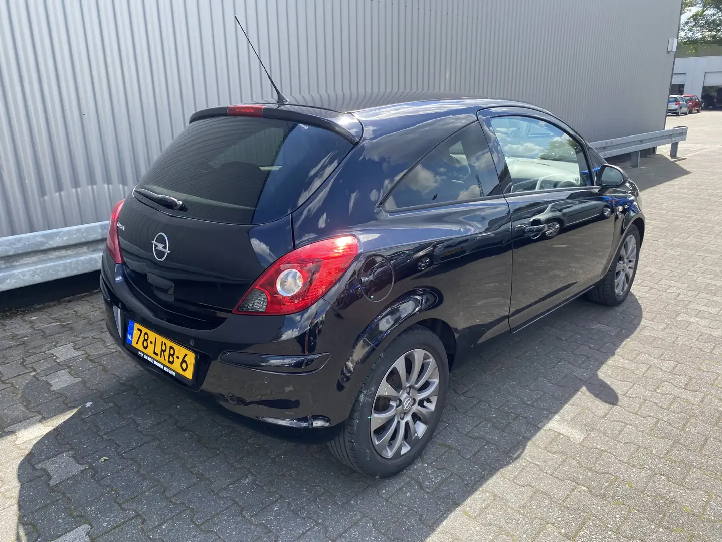 Opel Corsa 1.2-16V '111' Edition Mindervalide Aangepast, AUTO Zwart - 2