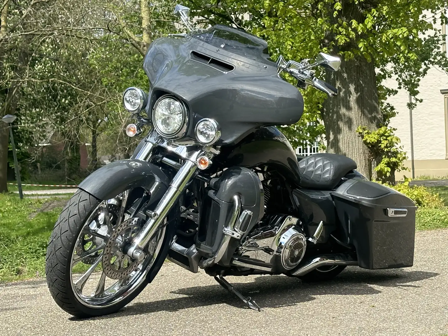 Harley-Davidson Street Glide FLHX Screaming Eagle Custom 23" Šedá - 2