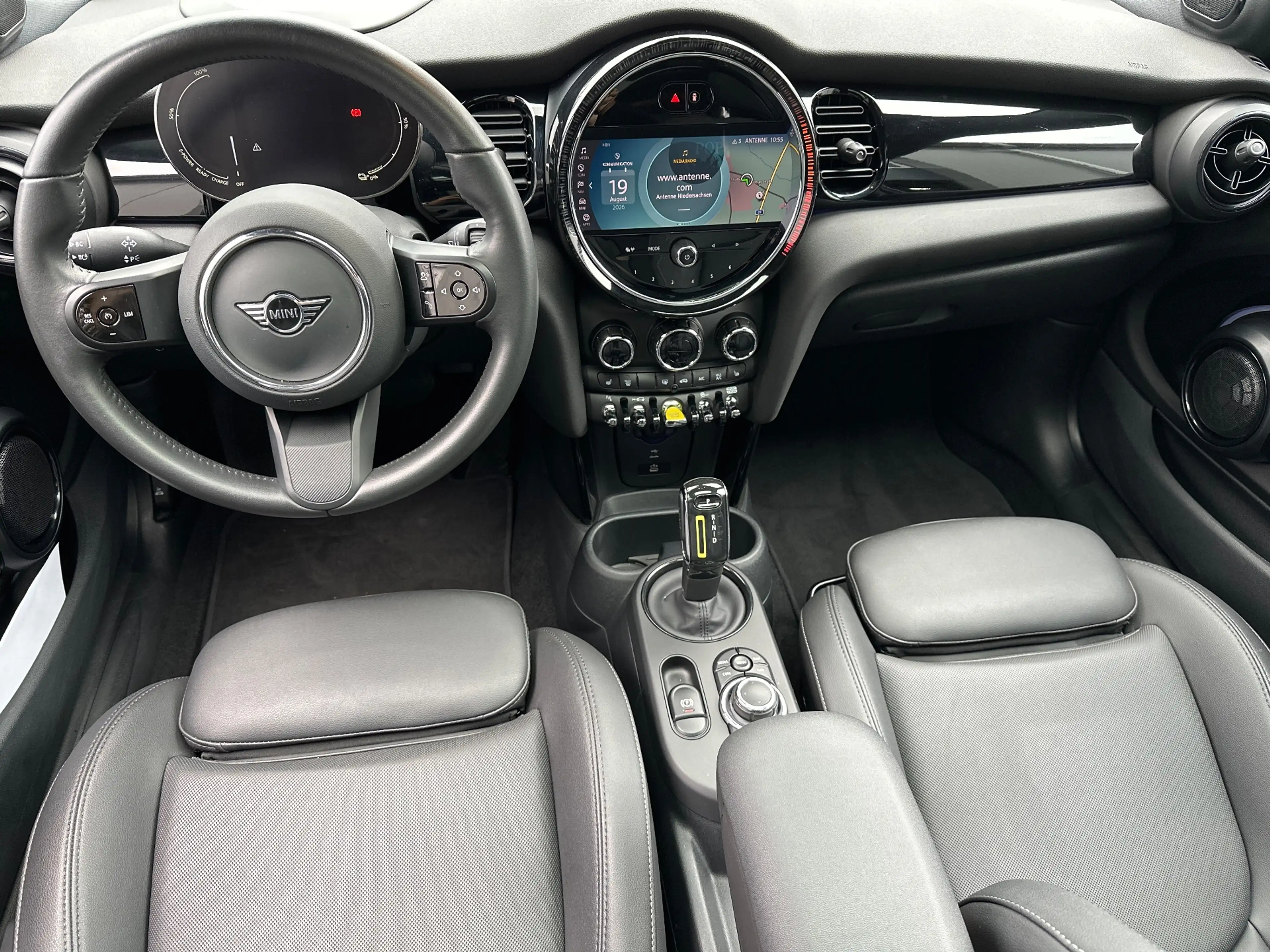 MINI Cooper SE Classic Trim NAV+LED+PANO+HUD+KAM+SHZ+KEYLESS — photo 14