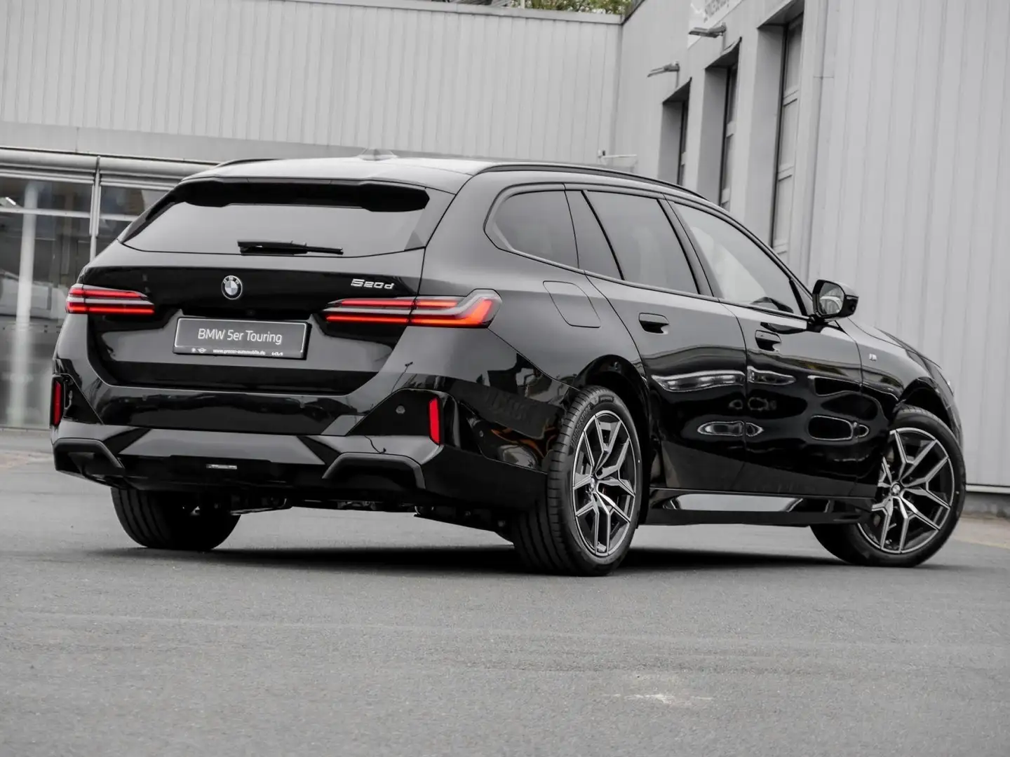 BMW 520 d 19" M-Sport PANO HuD AHK H/K DA Prof PA+ Schwarz - 2