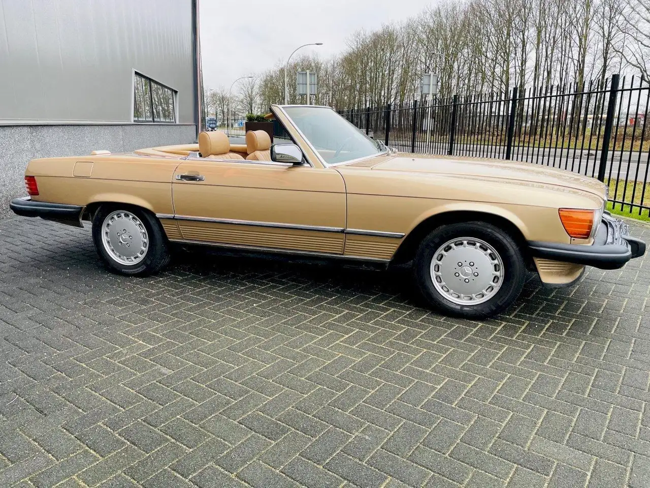 Mercedes-Benz SL 560 W107, foto 7