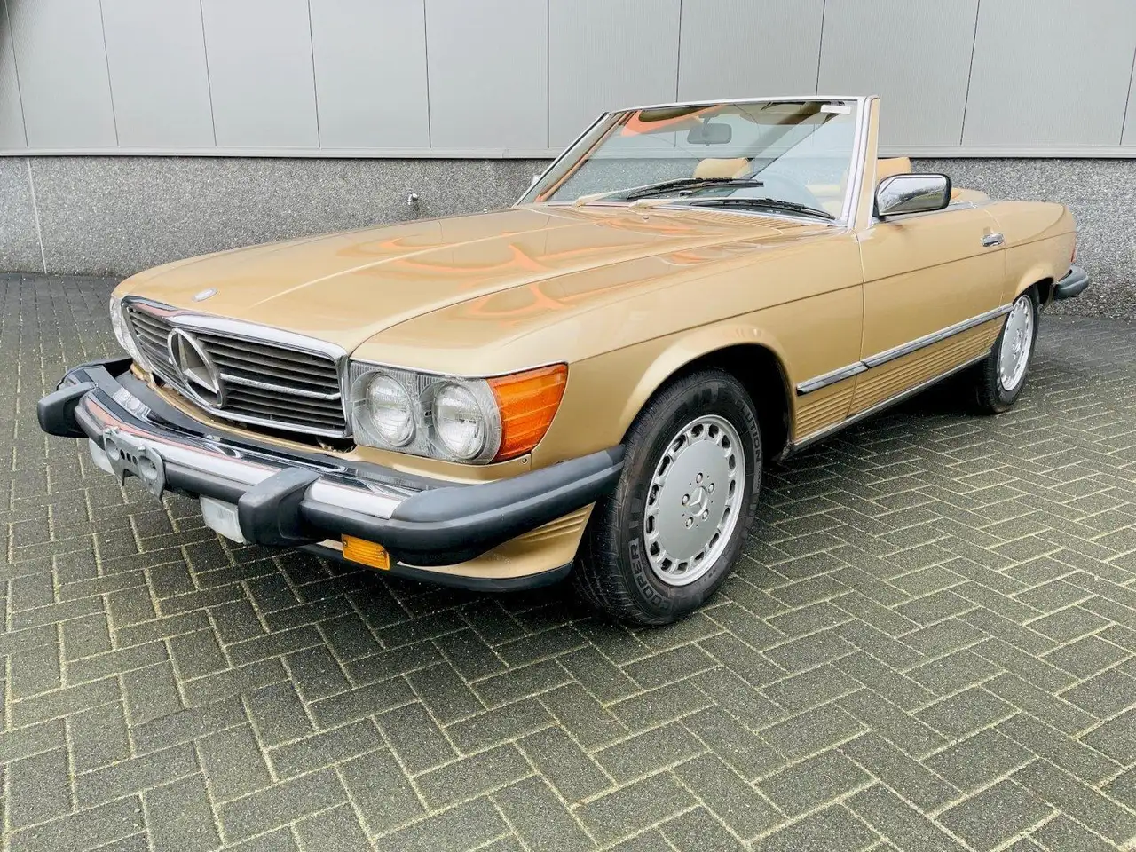 Mercedes-Benz SL 560 W107, foto 2