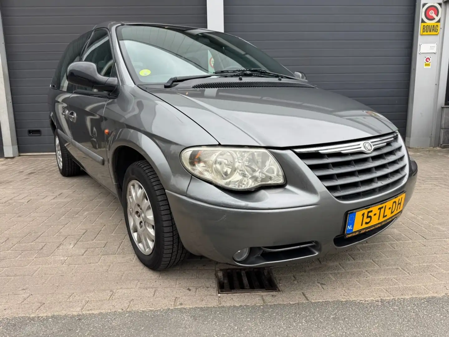 Chrysler Voyager 3.3i V6 SE Luxe Grijs - 2