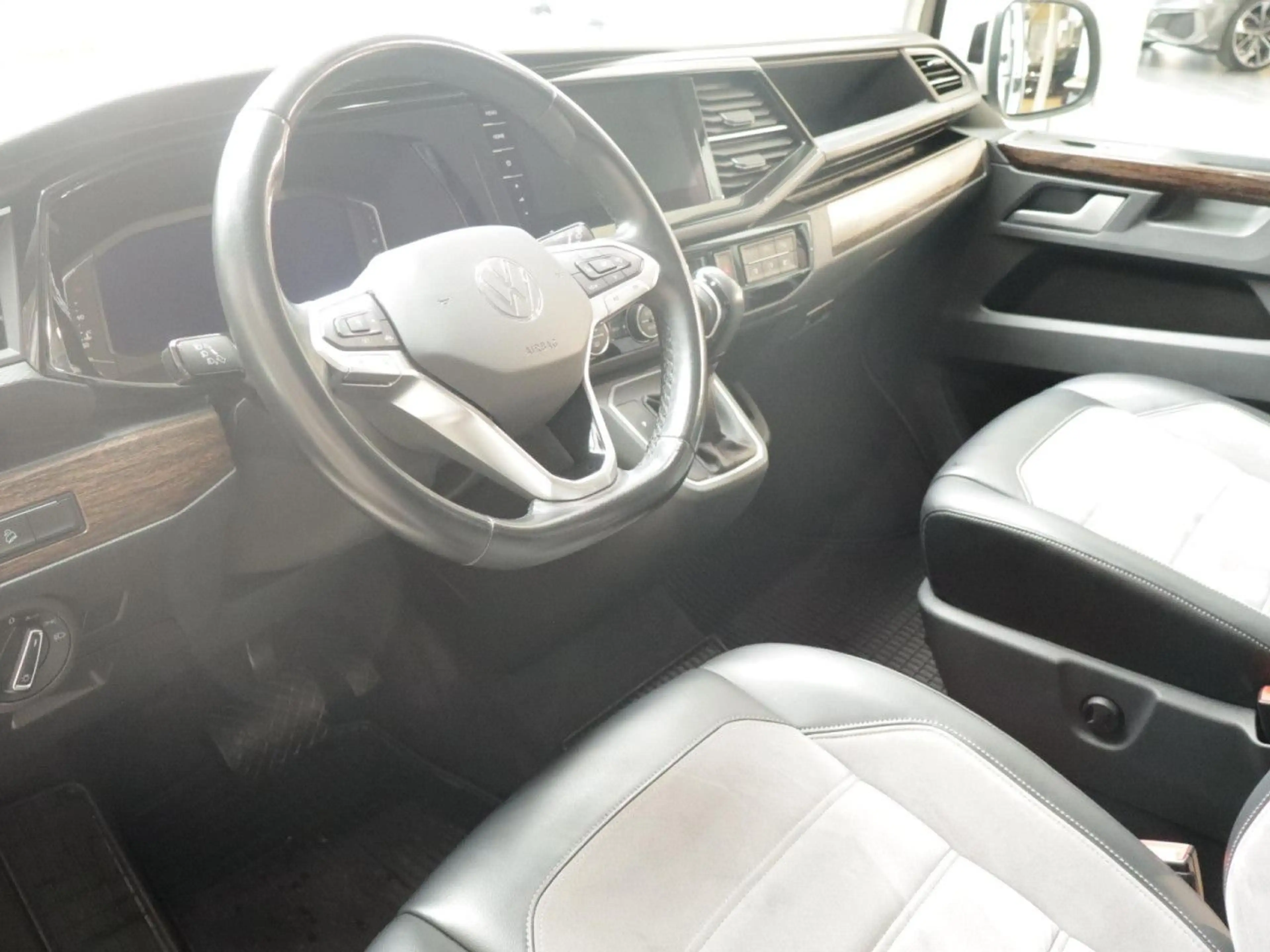 Volkswagen T6.1 Multivan 2.0 TDI 4Motion Highline DSG AHK LED — photo 13