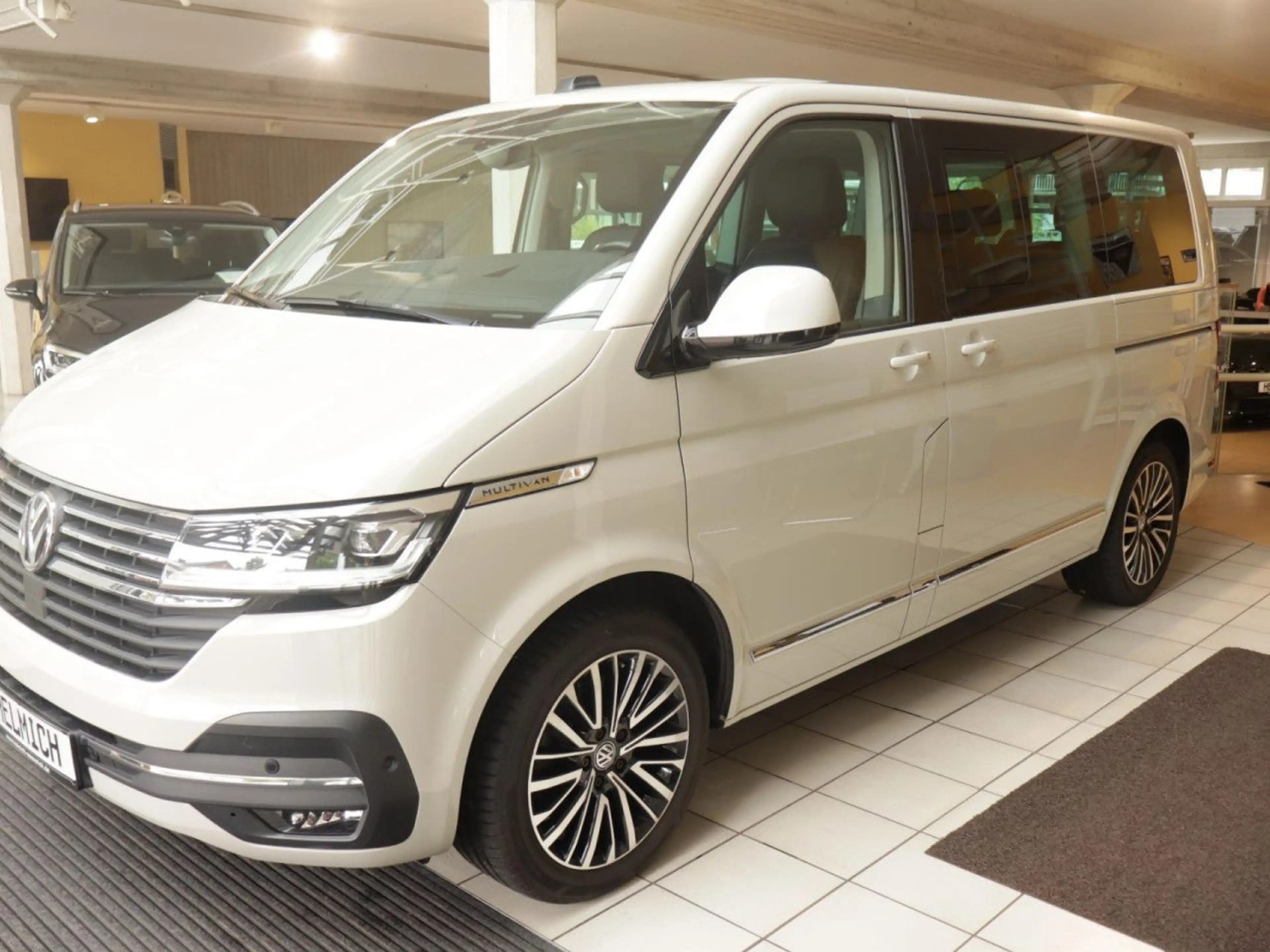 Volkswagen T6.1 Multivan 2.0 TDI 4Motion Highline DSG AHK LED — photo 3