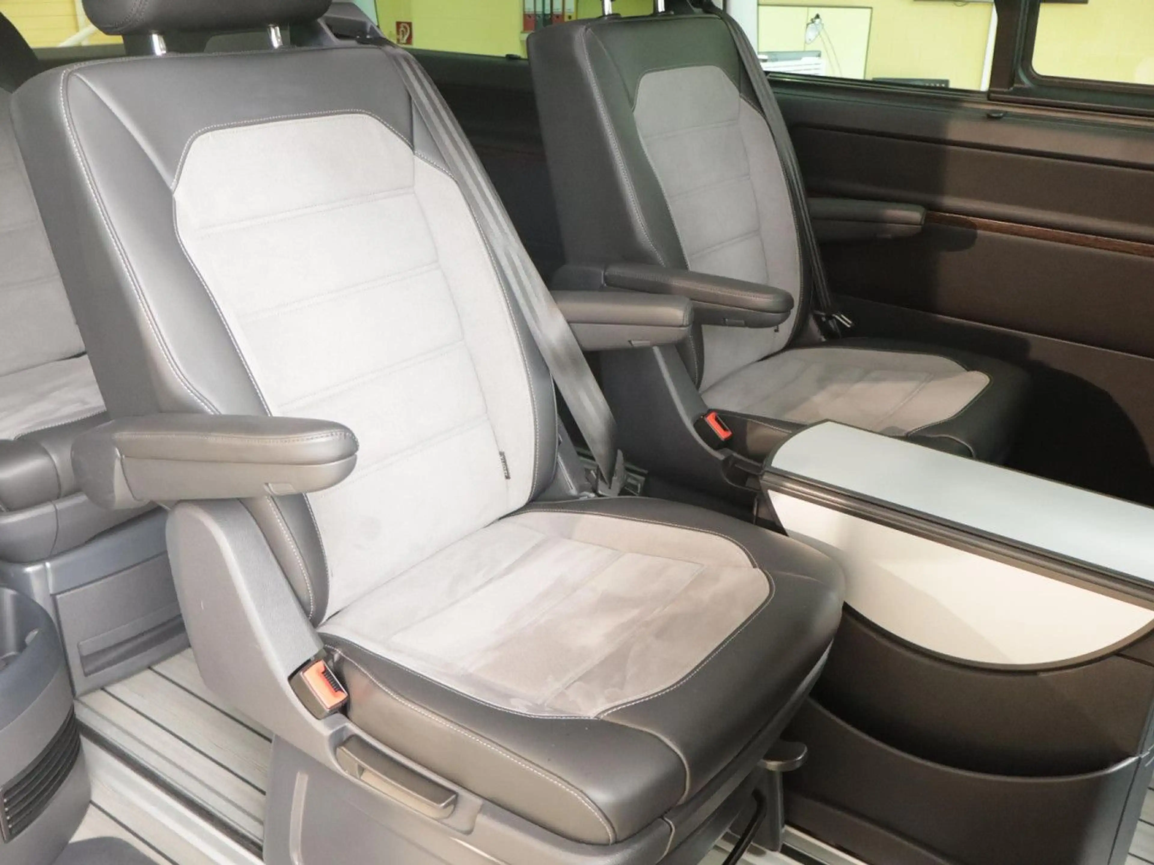 Volkswagen T6.1 Multivan 2.0 TDI 4Motion Highline DSG AHK LED — photo 10
