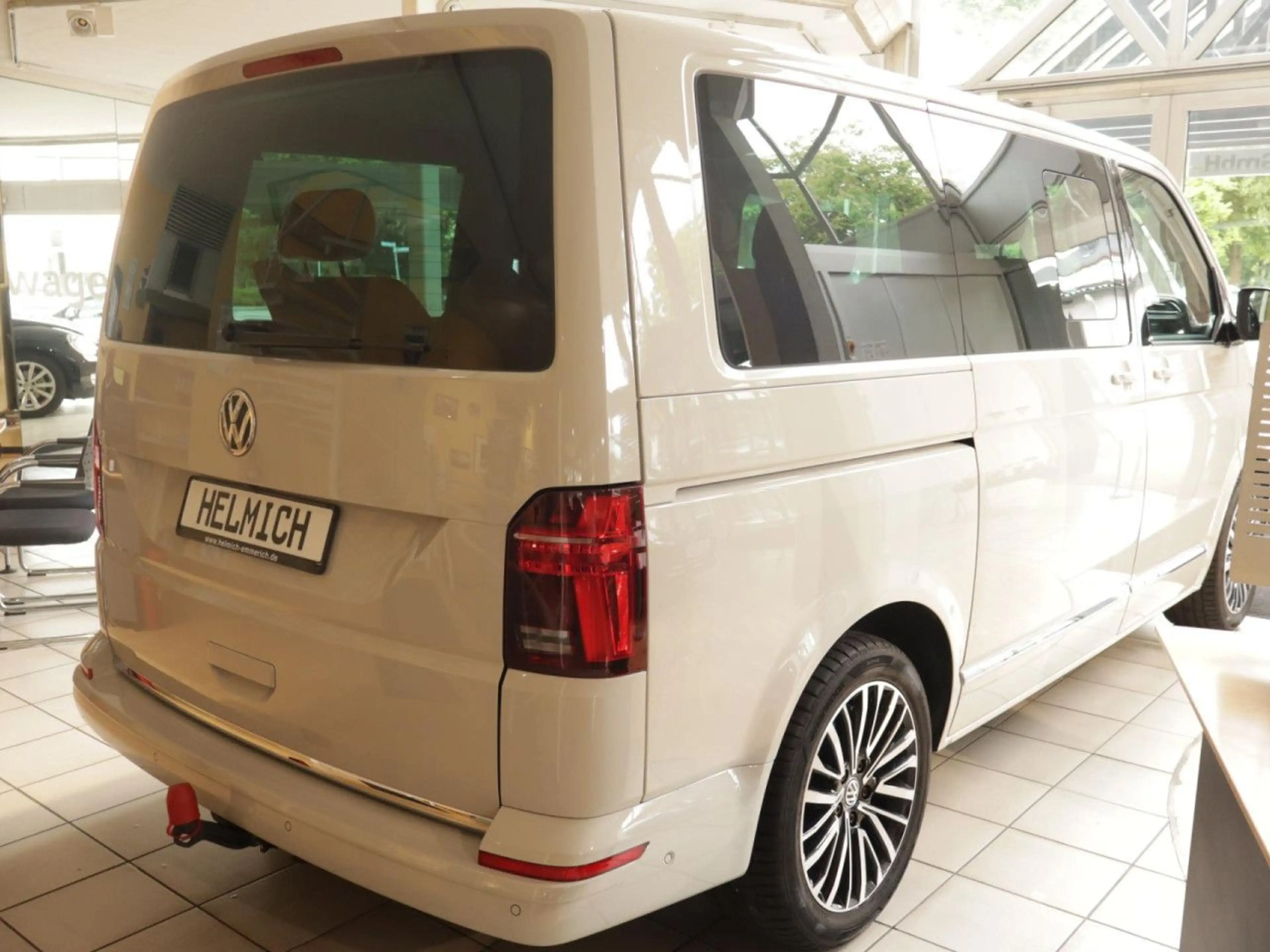Volkswagen T6.1 Multivan 2.0 TDI 4Motion Highline DSG AHK LED — photo 9