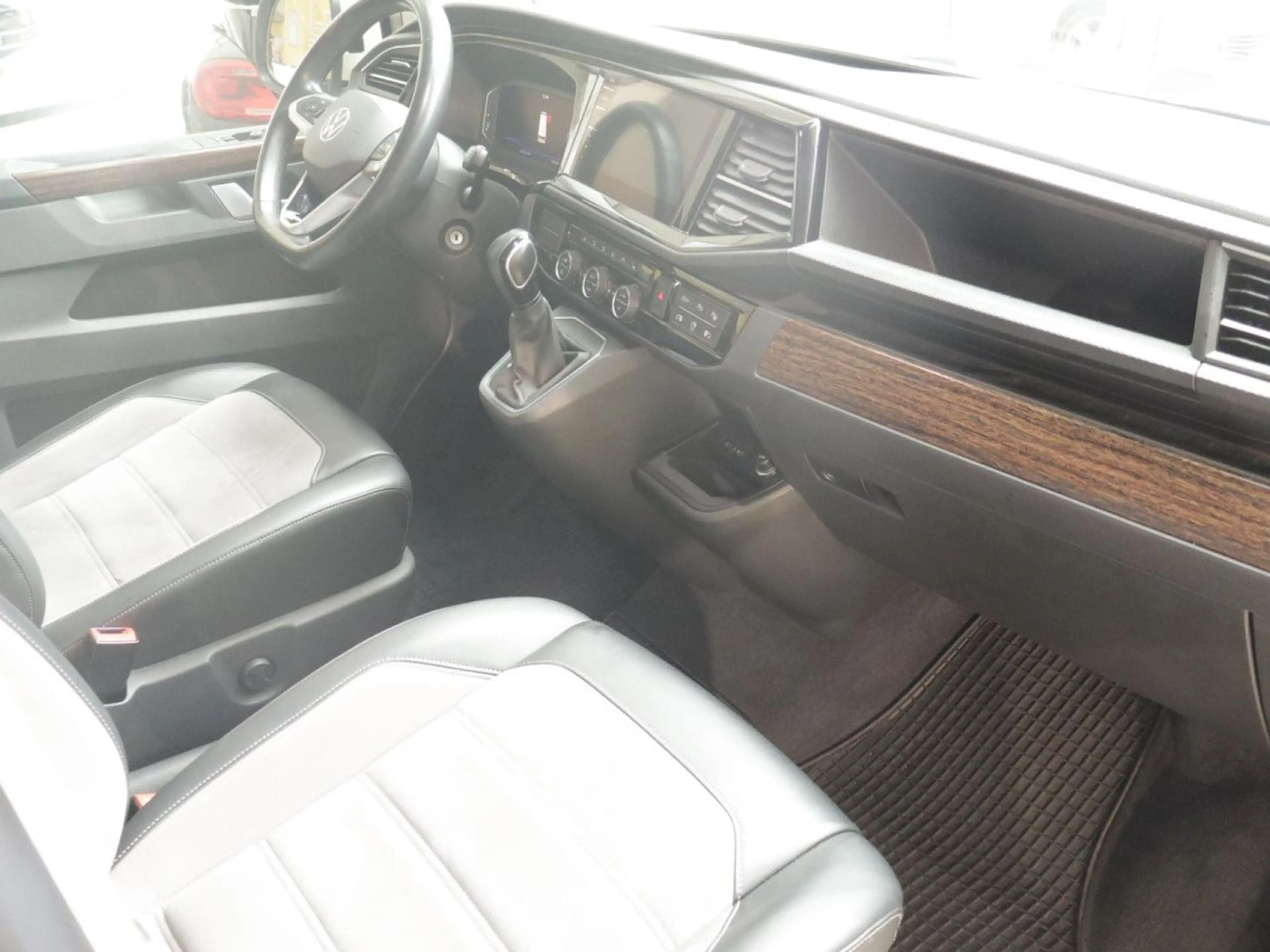 Volkswagen T6.1 Multivan 2.0 TDI 4Motion Highline DSG AHK LED — photo 12