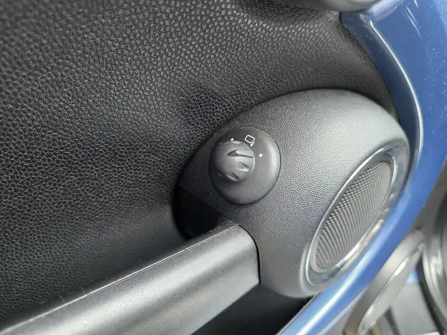 Mini Convertible view 13