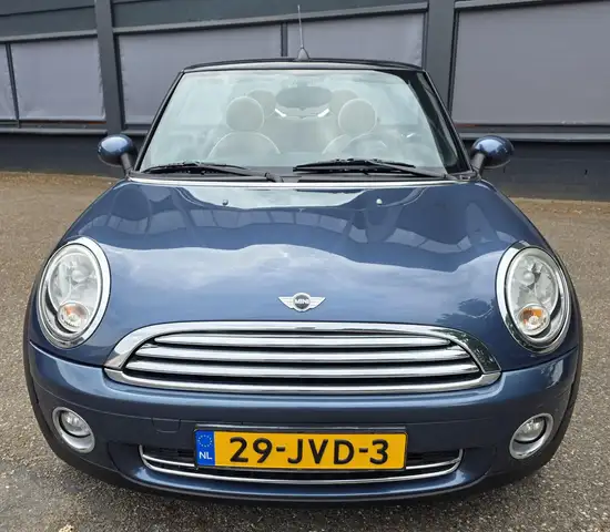 Mini Convertible view 4