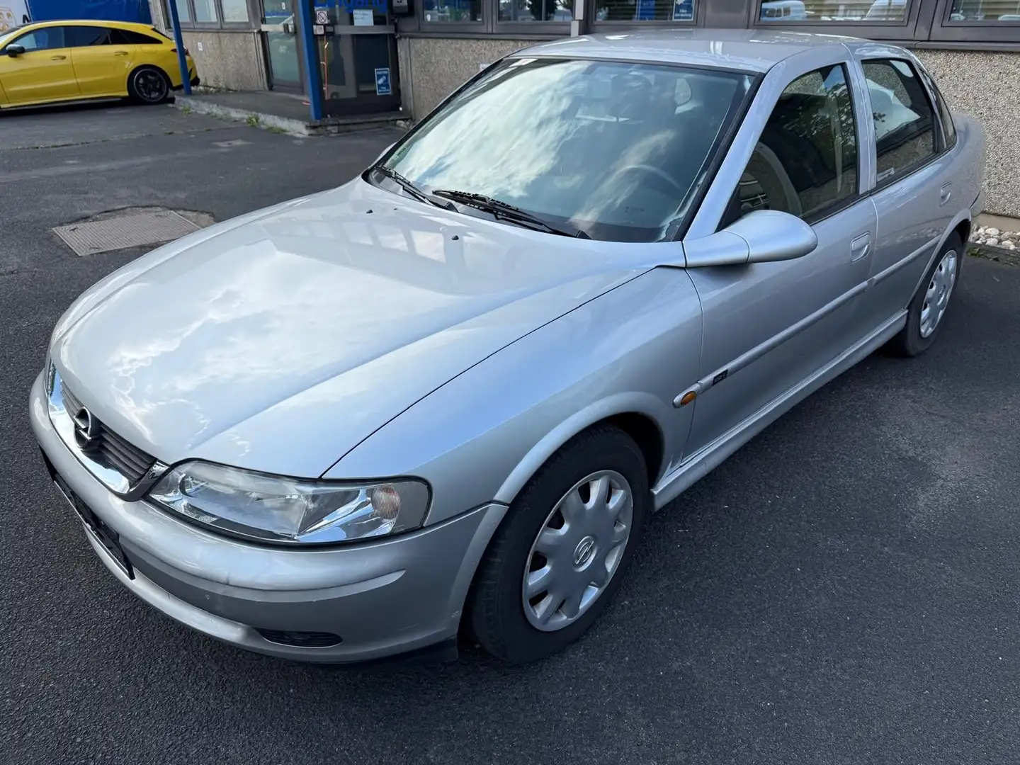Opel Vectra Edition 100 1.6 Automatik Silber - 1