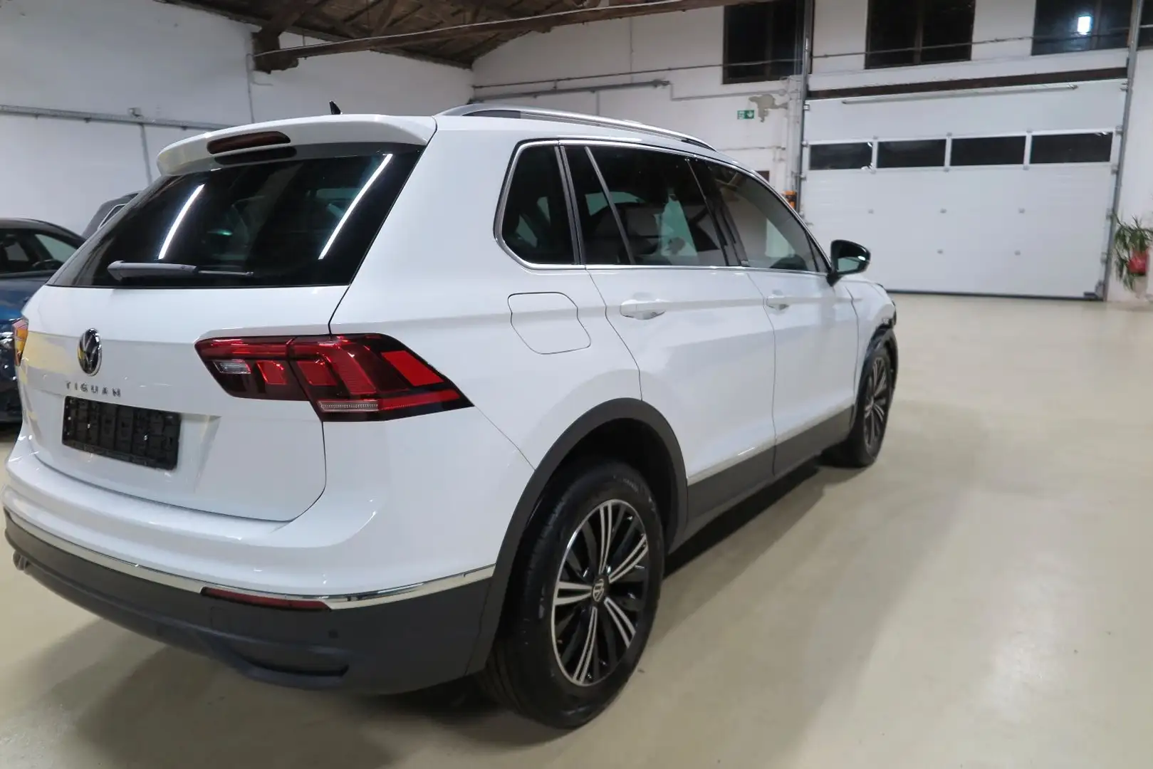 Volkswagen Tiguan Move 1.5 TSI DSG Matrix-LED Navi AHK NAVI Weiß - 1