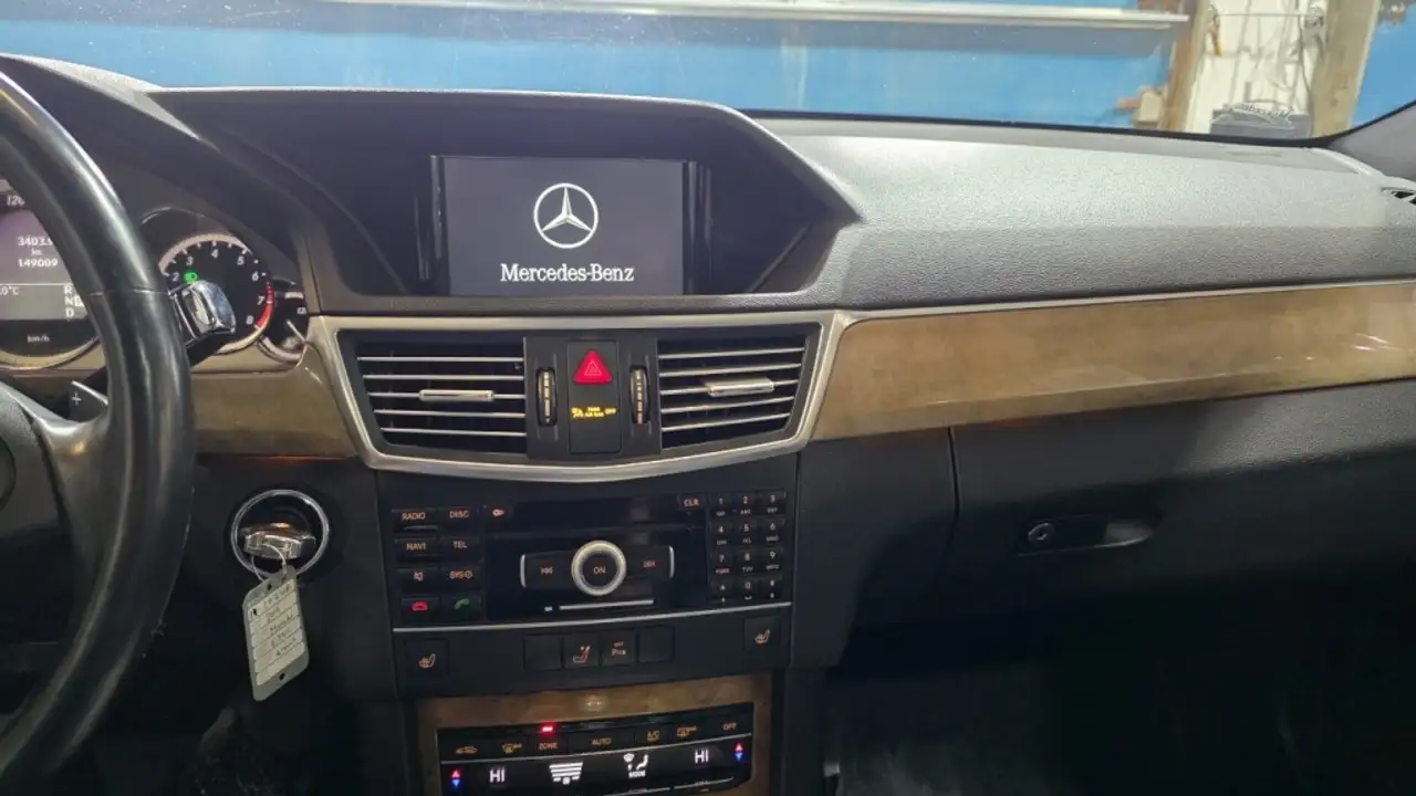 Mercedes-Benz E-Class снимка Mercedes-Benz E-Class