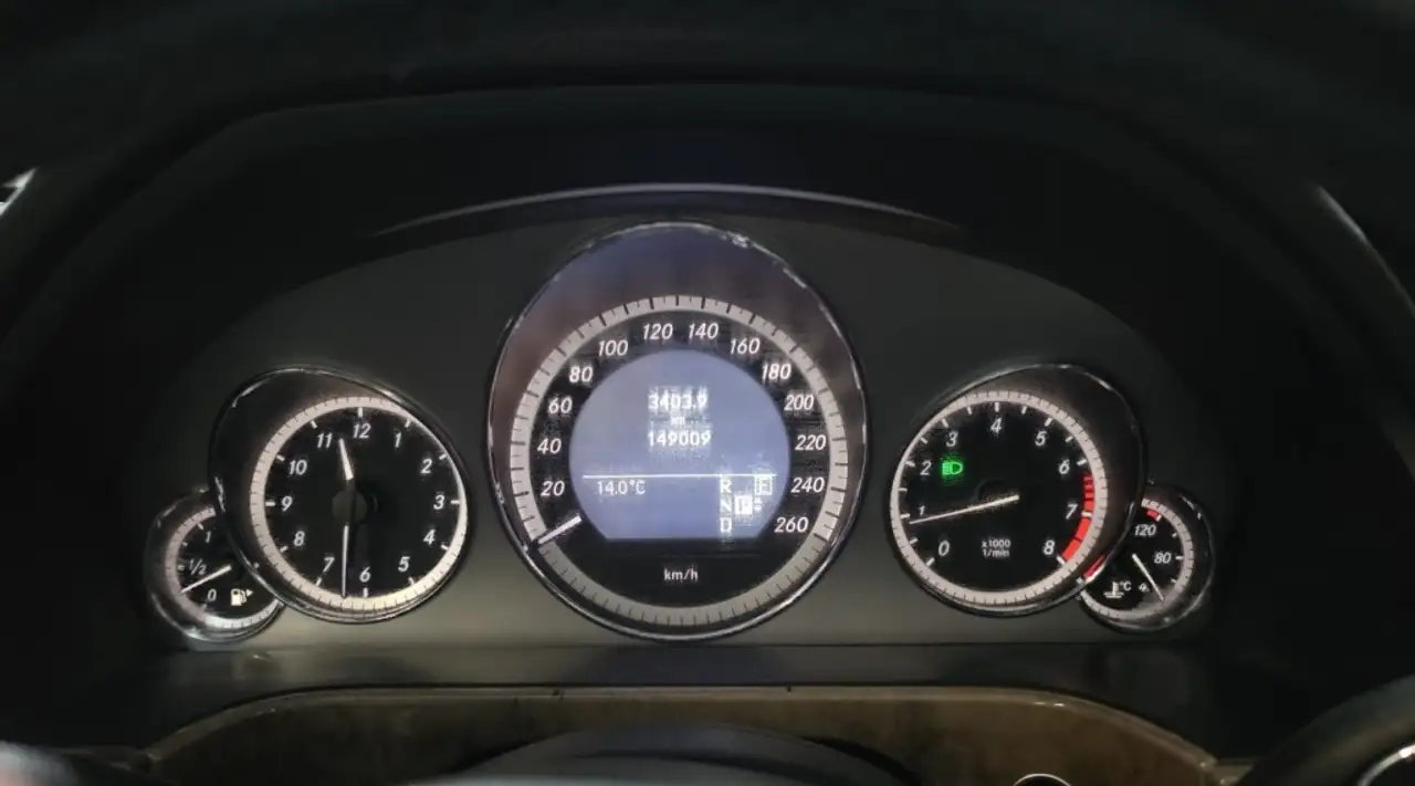 Mercedes-Benz E-Class снимка Mercedes-Benz E-Class