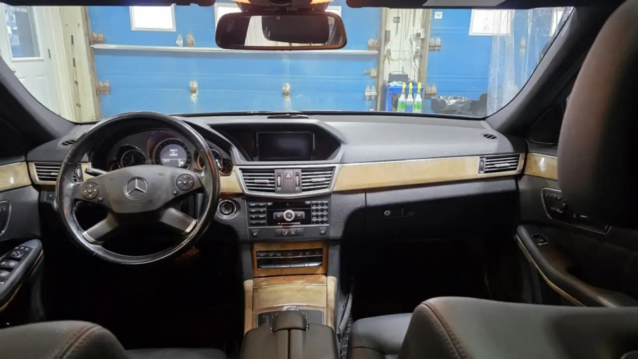Mercedes-Benz E-Class снимка Mercedes-Benz E-Class