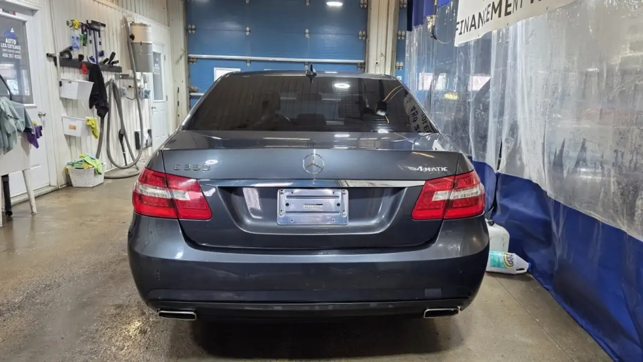 Mercedes-Benz E-Class снимка Mercedes-Benz E-Class