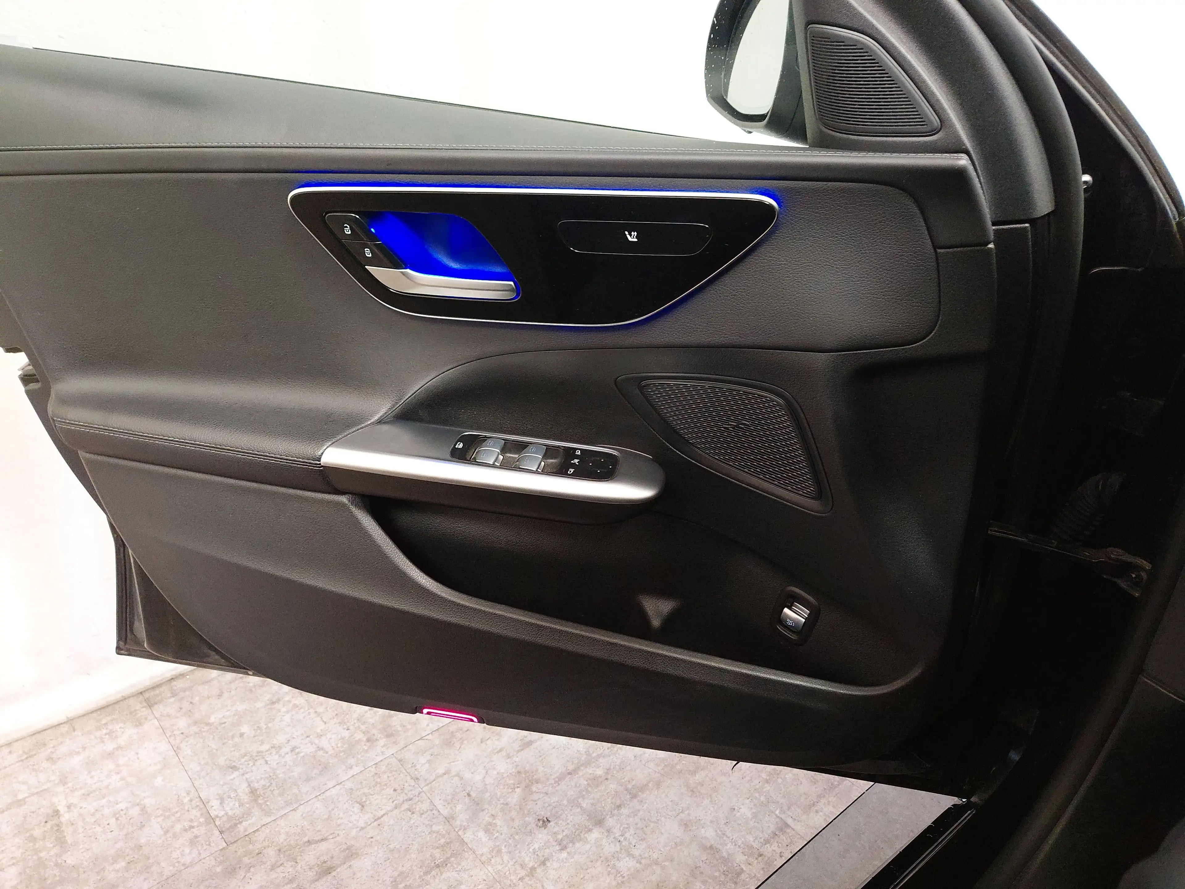 Mercedes-Benz C 220 d T AMG Line T-Leder Navi LED AHK — photo 5